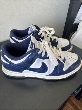 Nike Low-Top Sneakers - Navy & White